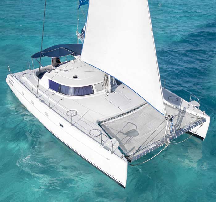 AKUMAL Crucero en catamarán